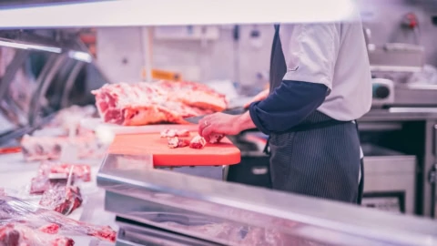 boucher découpe viande fraîche au couteau