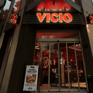 entrada de vicio burger con neón rojo