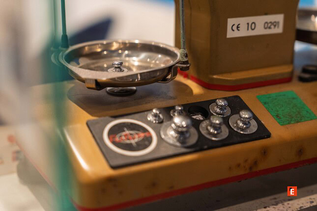 apparecchio vintage con vassoio metallico e controlli