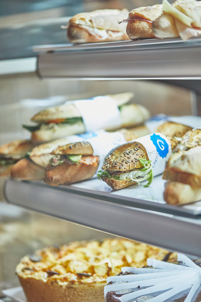 vitrina refrigerada: sándwiches artesanales y quiches