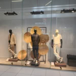 vitrine homme neutre: tenues décontractées chic
