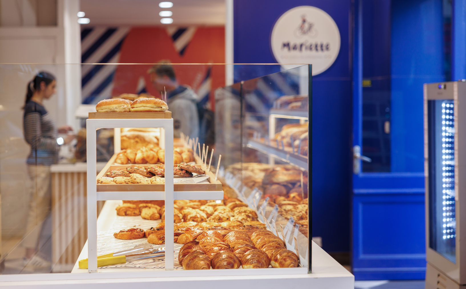 vitrine pâtisserie croissants dorés et viennoiseries