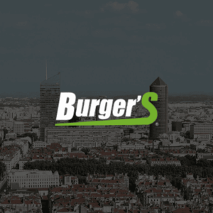 vue aérienne de ville avec logo burgers