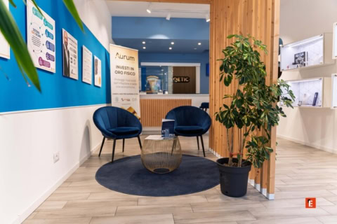 sala d’attesa elegante blu e legno
