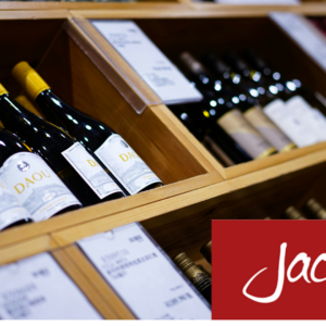 weinregal mit gelben schraubkappen im weinladen