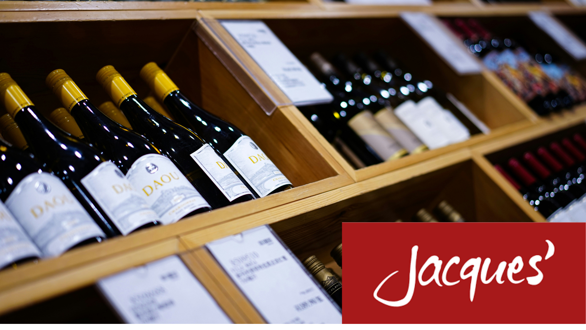 weinregal mit gelben schraubkappen im weinladen