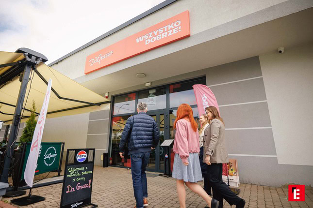 klienci wchodzą do restauracji wszystko dobrze
