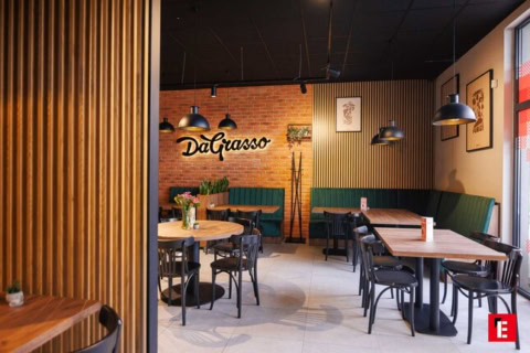nowoczesne wnętrze restauracji dagrasso z ceglaną Ścianą