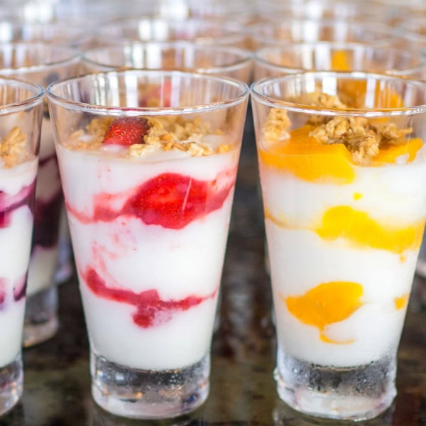 bicchierini di yogurt alla frutta e granola croccante