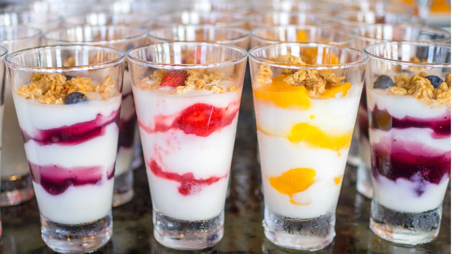 bicchierini di yogurt alla frutta e granola croccante