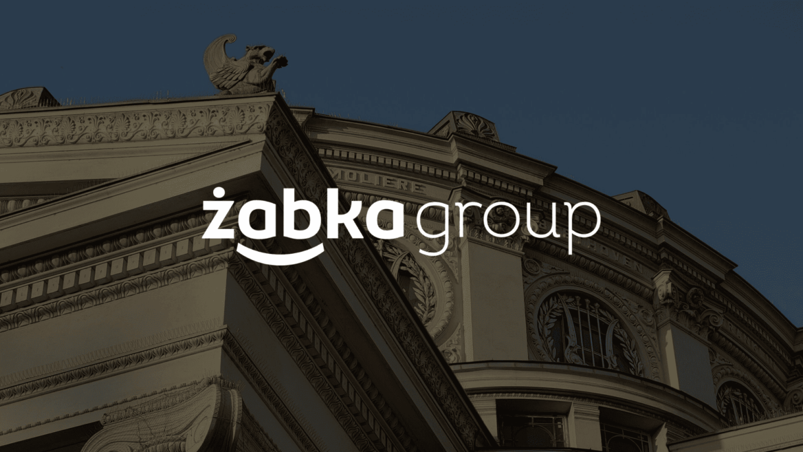 logo Żabka group na klasycznej elewacji z gryfem