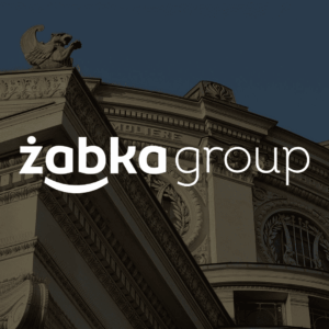 logo Żabka group na klasycznej elewacji z gryfem
