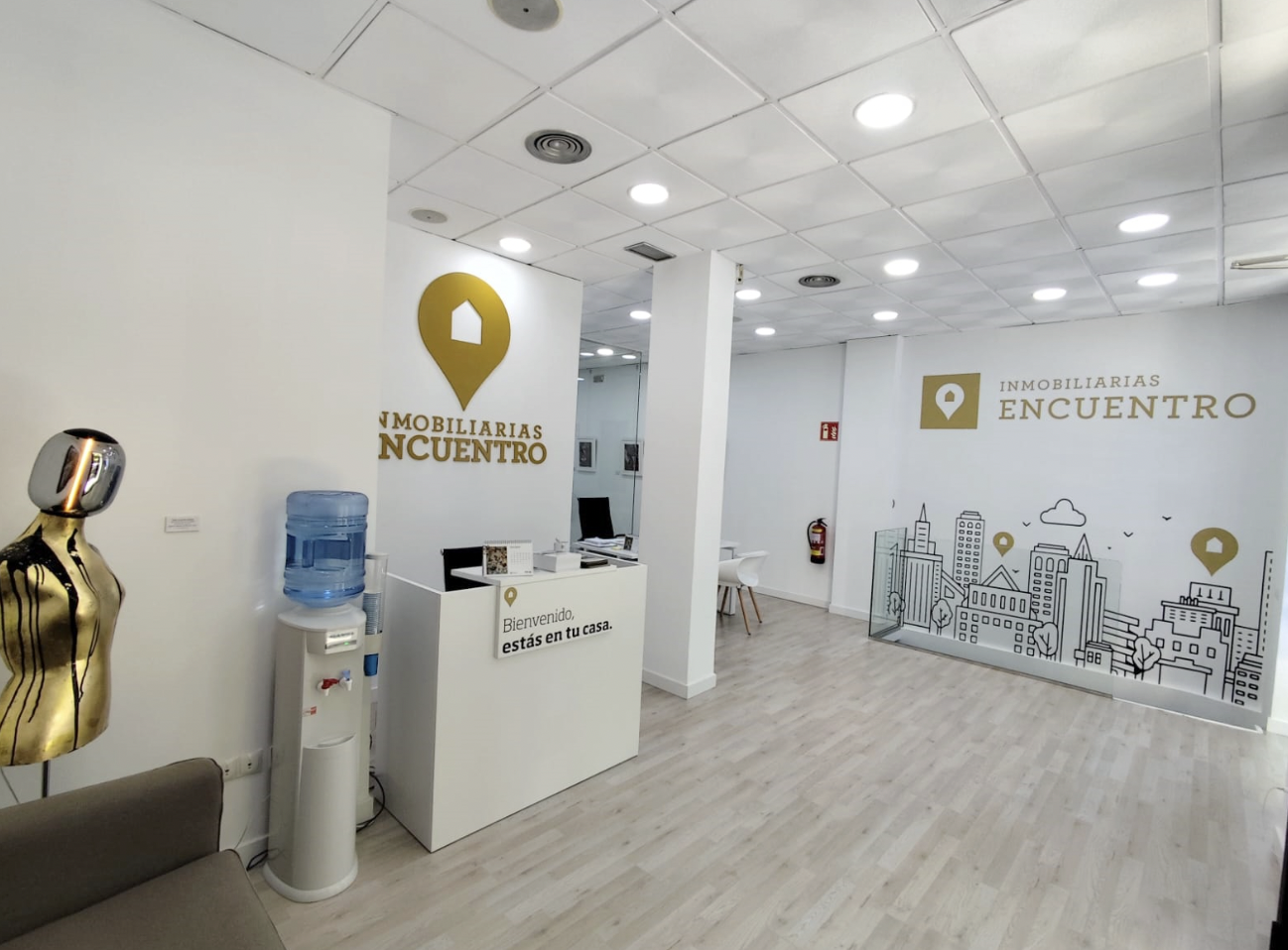 accueil dagence immobilière moderne à lidentité dorée