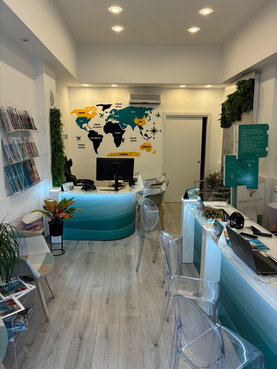 agenzia viaggi moderna con reception accogliente e mappa