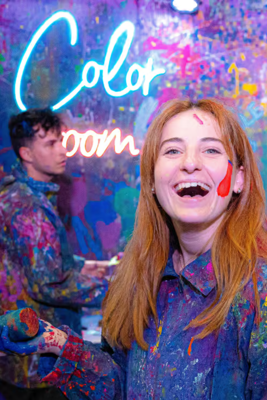 atelier peinture néon : rire et couleurs