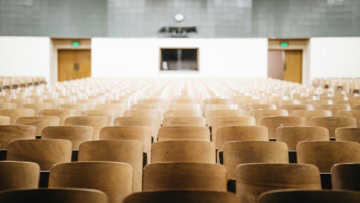 auditorium vide : rangées de chaises en bois