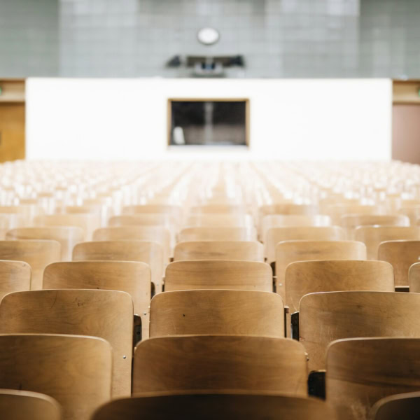 auditorium vide : rangées de chaises en bois