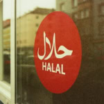 autocollant halal rouge sur vitrine avec reflet