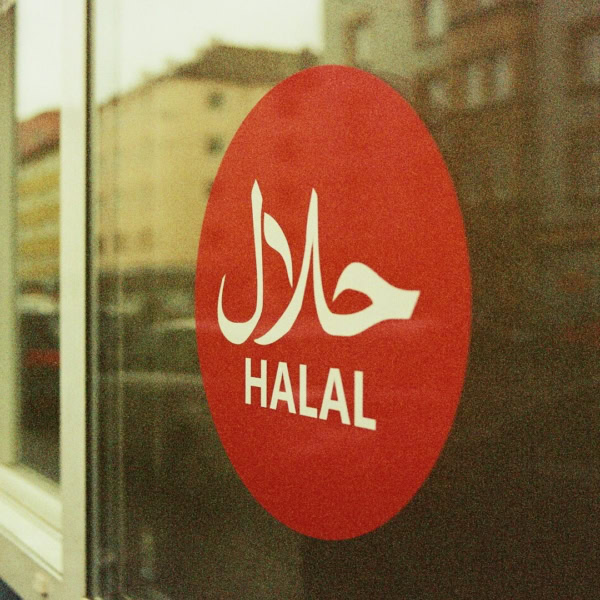 autocollant halal rouge sur vitrine avec reflet