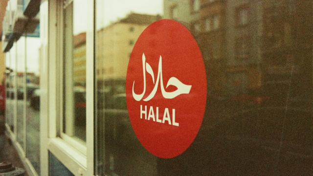 autocollant halal rouge sur vitrine avec reflet