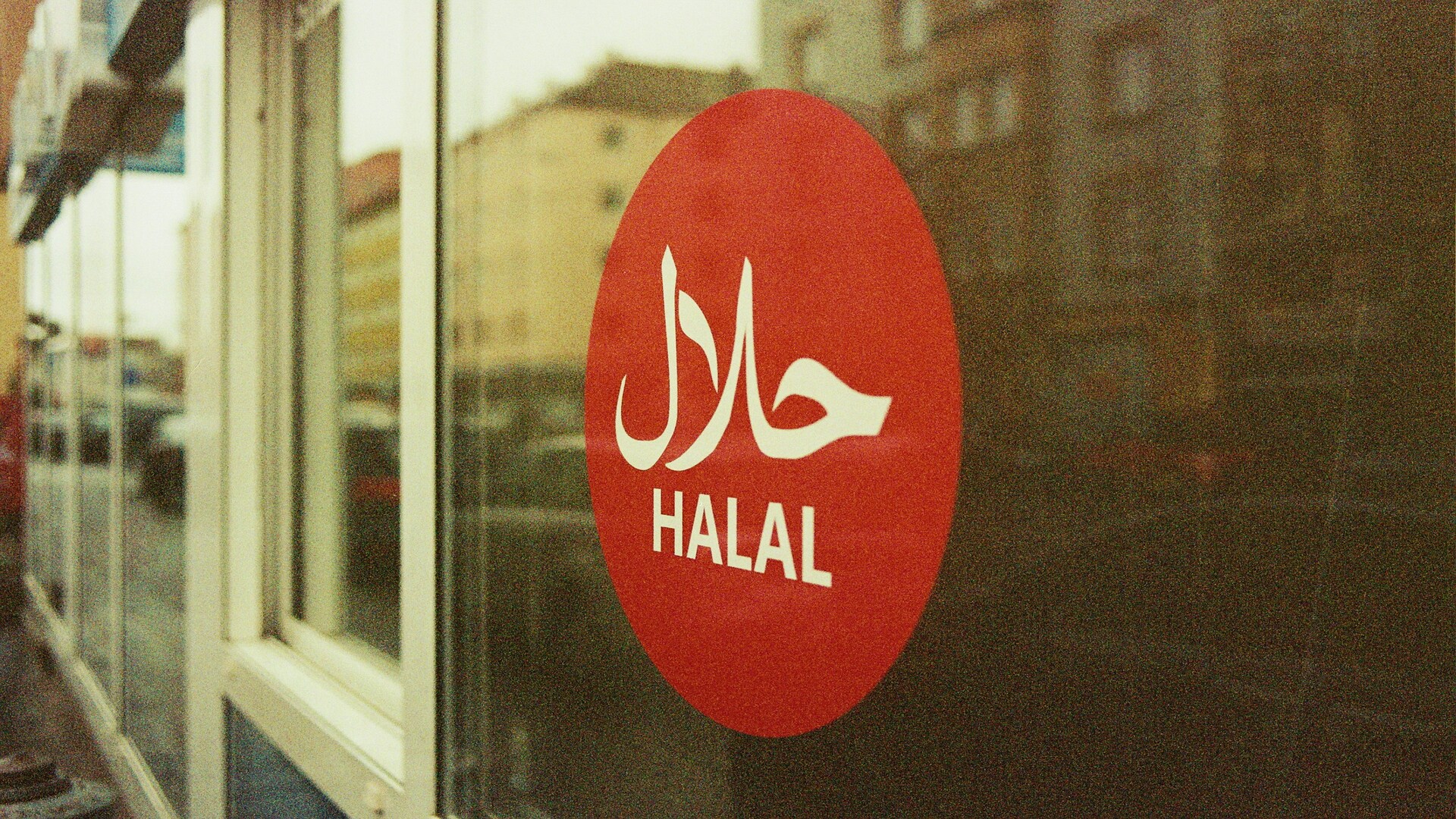 autocollant halal rouge sur vitrine avec reflet