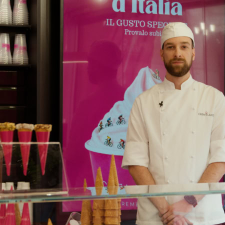 chef e coni al bancone della gelateria rosa