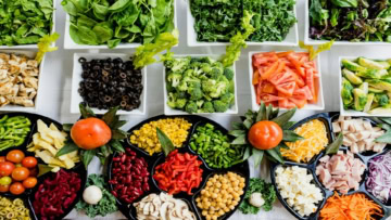 bar À salades organisé avec ingrédients frais