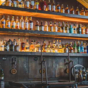 bar chaleureux: Étagères de whiskys et bourbons