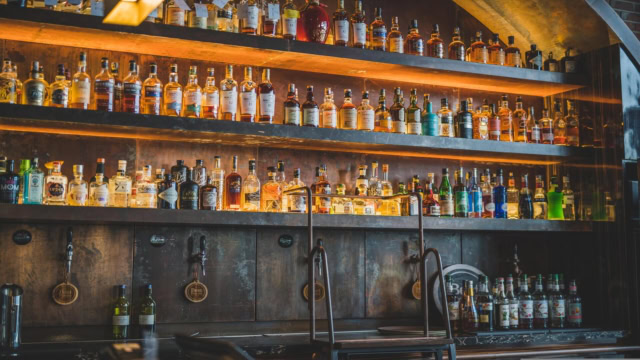 bar chaleureux: Étagères de whiskys et bourbons