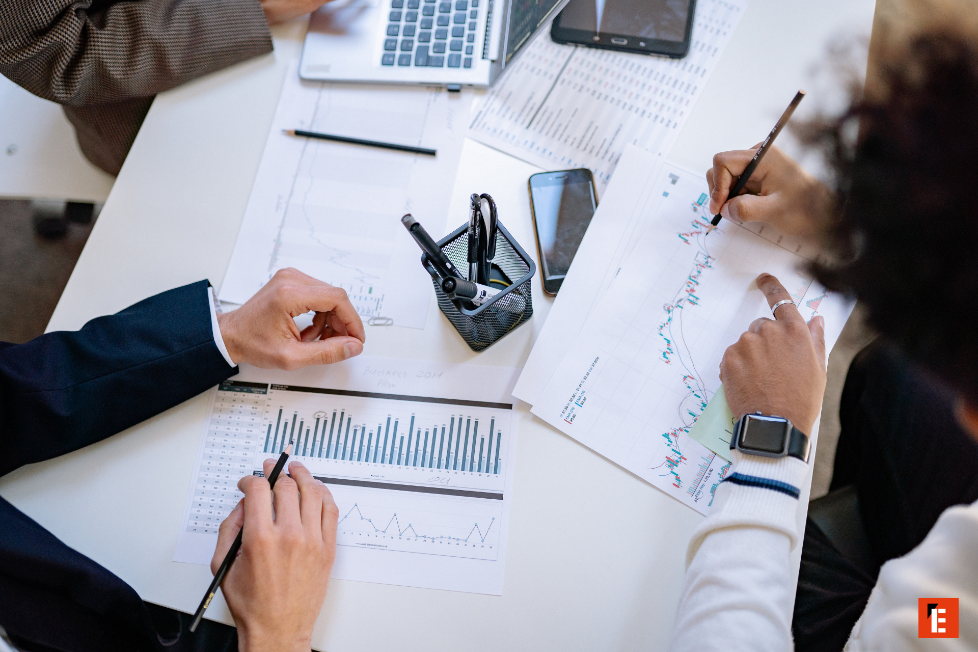 teammeeting zur finanzanalyse mit diagrammen