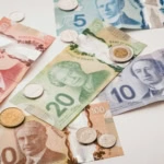 monnaie canadienne: billets et pièces en gros plan