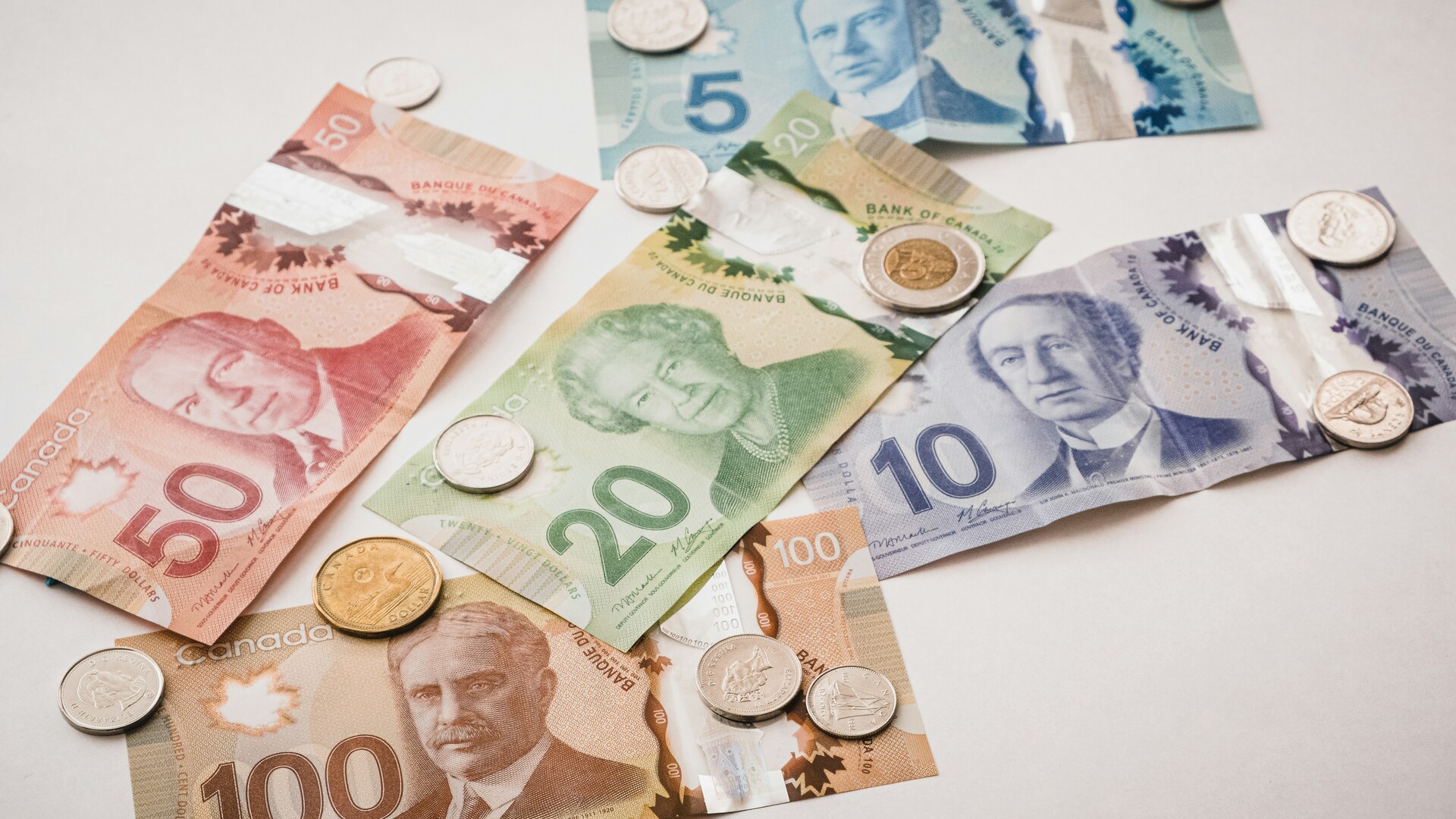 monnaie canadienne: billets et pièces en gros plan