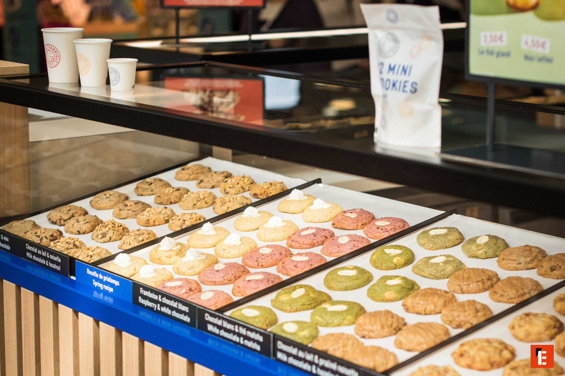 vitrine de cookies artisanaux : chocolat, framboise, noisette