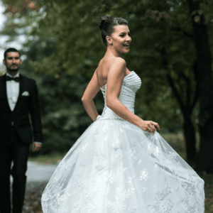 novia sonriente en boda al aire libre