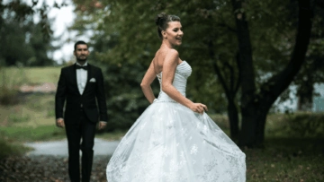 novia sonriente en boda al aire libre