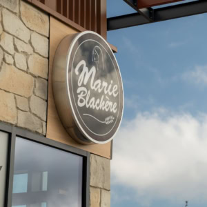 enseigne boulangerie marie blachère sur façade en pierre