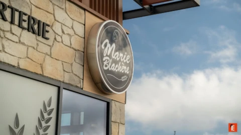 enseigne boulangerie marie blachère sur façade en pierre