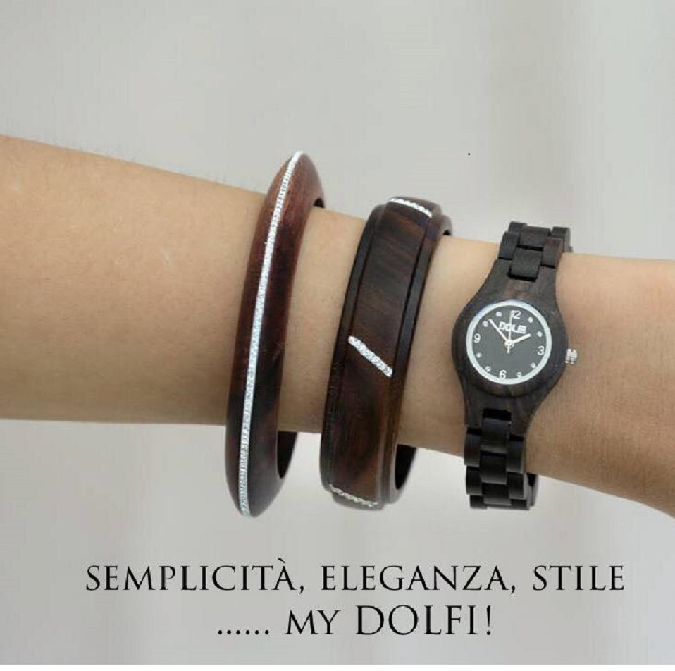 eleganza minimalista: bracciali e orologio in legno