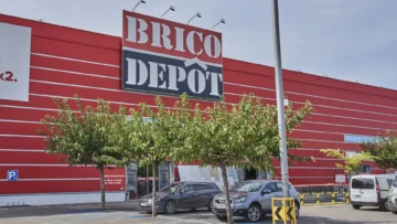 brico dépôt : façade rouge et parking