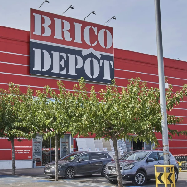 brico dépôt : façade rouge et parking