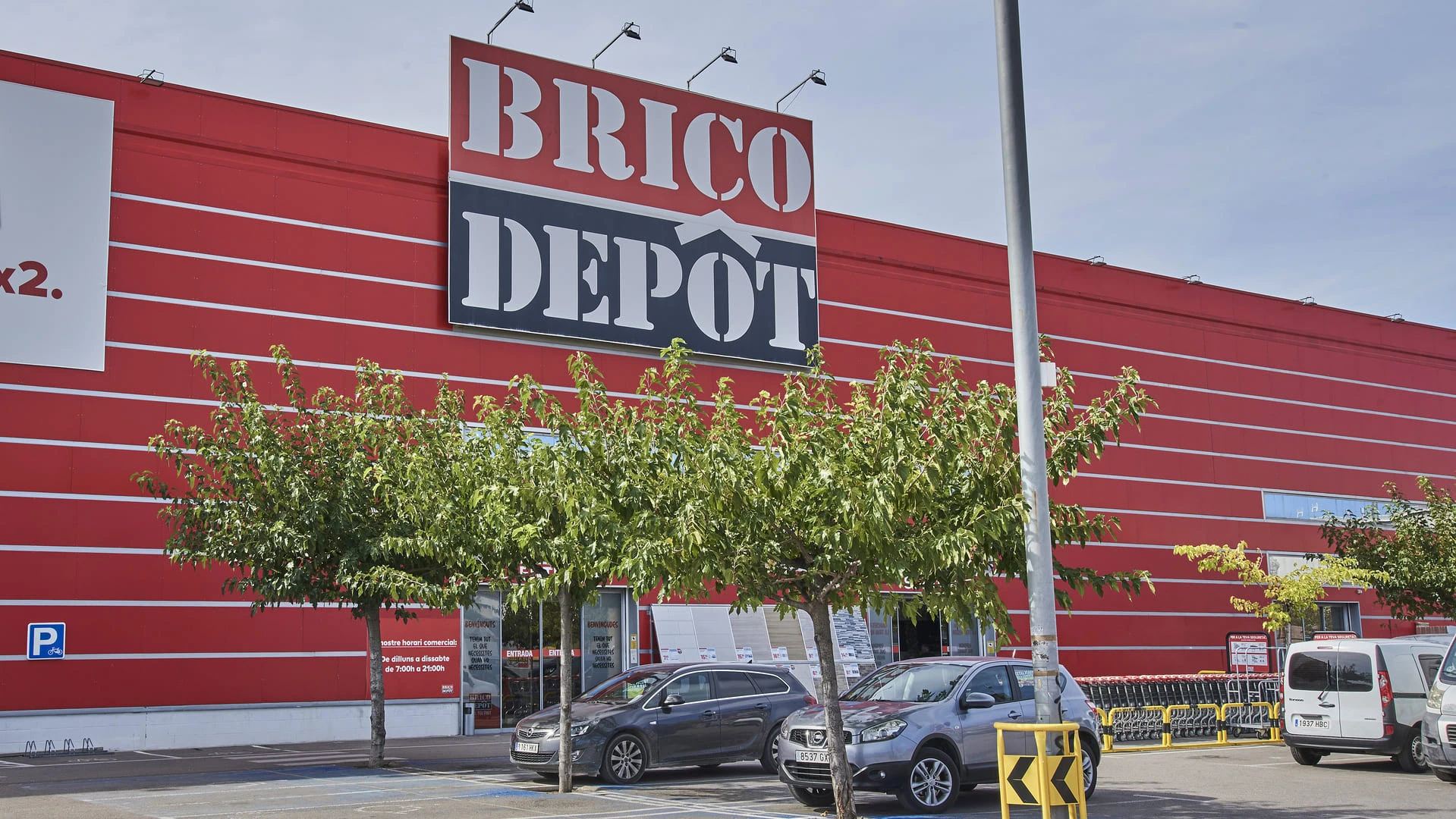 brico dépôt : façade rouge et parking