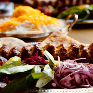 brochette de viande grillée, riz safrané et légumes