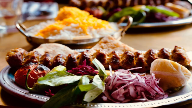 brochette de viande grillée, riz safrané et légumes
