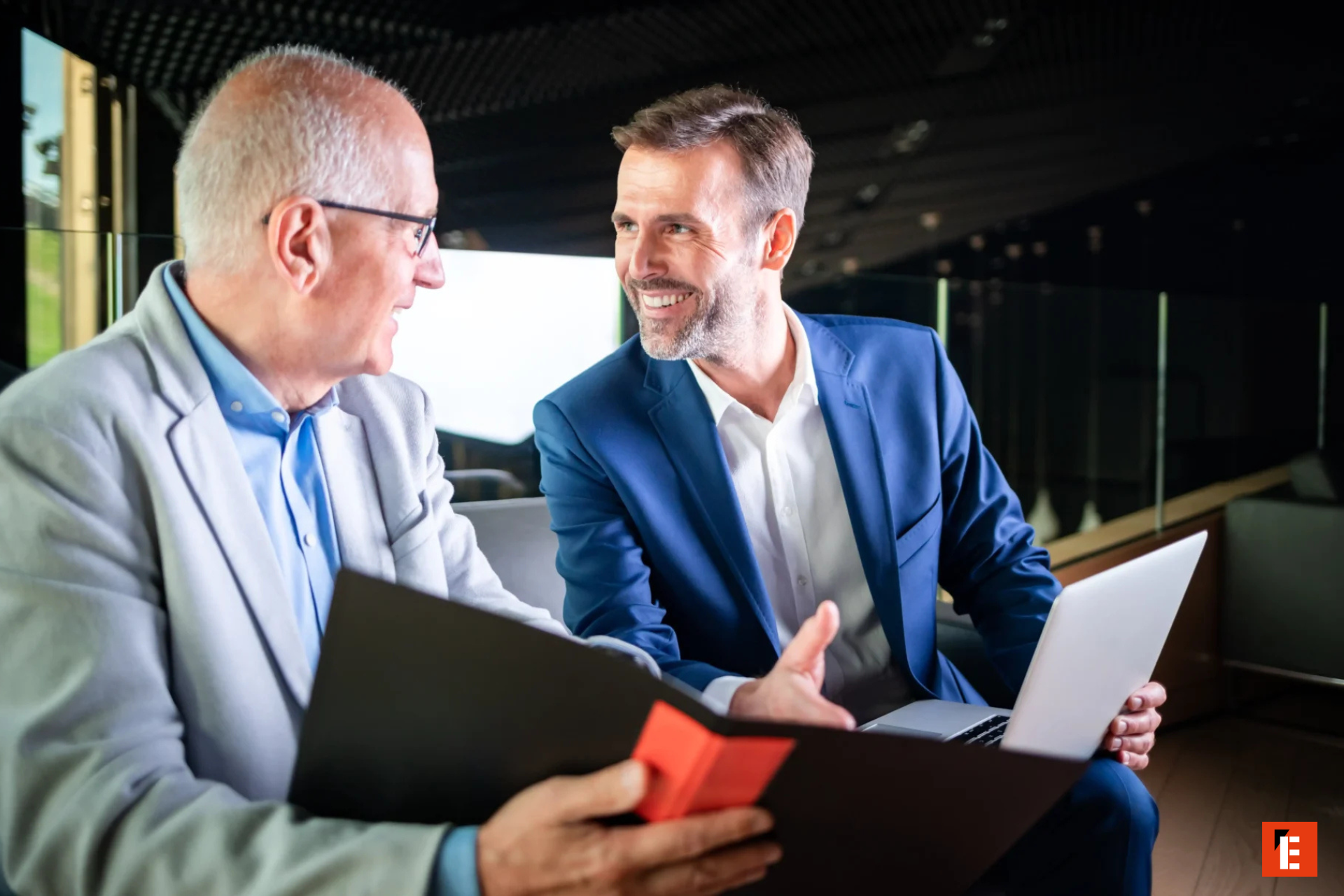 zwei kollegen im büro: mentoring und teamarbeit