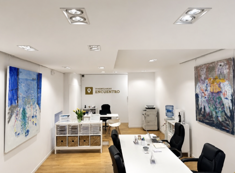 bureau lumineux dagence immobilière moderne