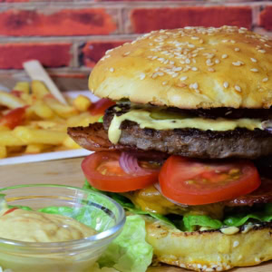burger classique au bacon, fromage et frites dorées