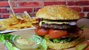 burger classique au bacon, fromage et frites dorées