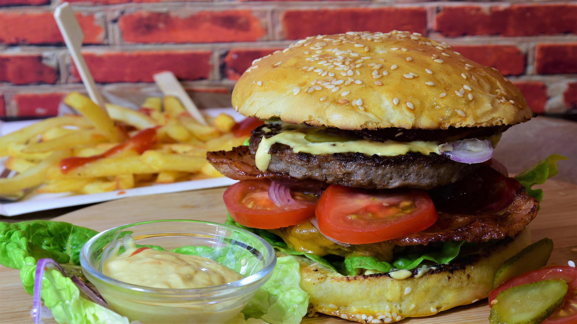 burger classique au bacon, fromage et frites dorées