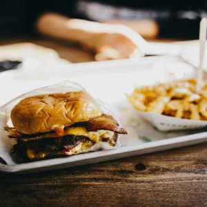 burger brioche bacon fromage et frites croustillantes