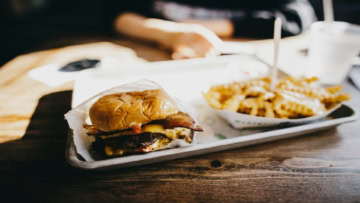 burger brioche bacon fromage et frites croustillantes